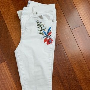 Loft embroidered white skinny Jean .